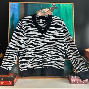 Tristan Black and White Zebra V-Neck Sweater Small
